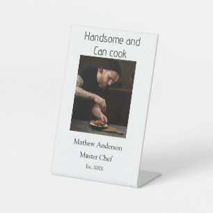 Knap en kan koken voeg naam masterchef datum toe reclamebord met voetstuk