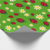 knap ladybug- en daisy-bloempatroon groen cadeaupapier (Hoek)