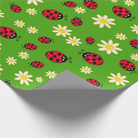 knap ladybug- en daisy-bloempatroon groen cadeaupapier (Hoek)