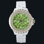 knap ladybug- en daisy-bloempatroon groen horloge<br><div class="desc">Kute en trendy patroon met handgetekende cartoon van ladybugs en daisies op een groene achtergrond.</div>