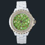 knap ladybug- en daisy-bloempatroon groen horloge<br><div class="desc">Kute en trendy patroon met handgetekende cartoon van ladybugs en daisies op een groene achtergrond.</div>
