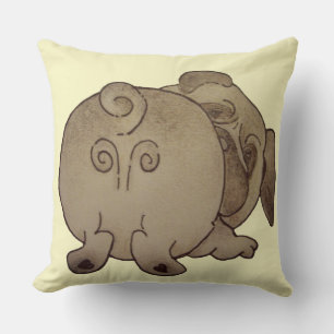 knappe puppy dog speelt boeiend bruin kussen