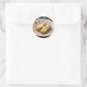 Knapperige eierrolletjes op bloemenbord ronde sticker (Tas)