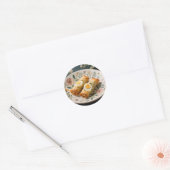 Knapperige eierrolletjes op bloemenbord ronde sticker (Envelop)