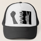 Kneel for Peace and Stand for Justice Trucker Pet (Voorkant)
