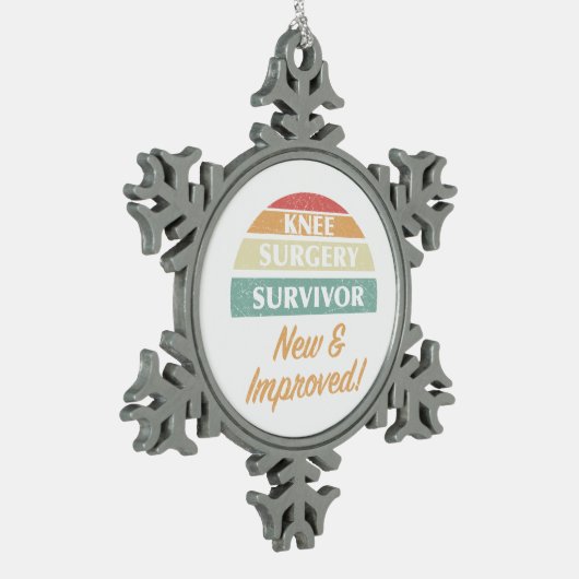 Knie Survivor Humor Tin Sneeuwvlok Ornament (Links)