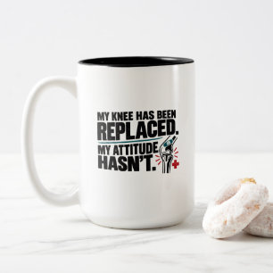 Knieoperatie Humor Mijn knie is vervangen Tweekleurige Koffiemok