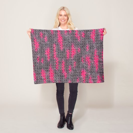 Knietwolstructuur met roze en grijze kleuren fleece deken (In situ)