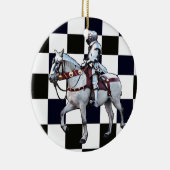 Knight op wit paard met Chess board Keramisch Ornament (Rechts)