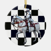Knight op wit paard met Chess board Keramisch Ornament (Voorkant)