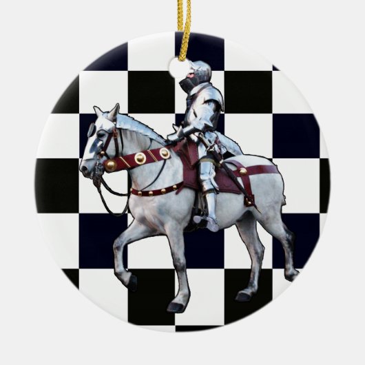 Knight op wit paard met Chess board Keramisch Ornament (Voorkant)