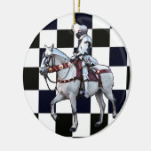 Knight op wit paard met Chess board Keramisch Ornament (Links)