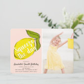 Knijp de dag citroen roze meisje verjaardag foto kaart (Staand voorkant)