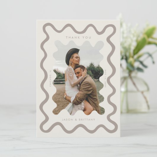 Knijpend hand getrokken lijn crème bruiloft foto bedankkaart (Staand voorkant)