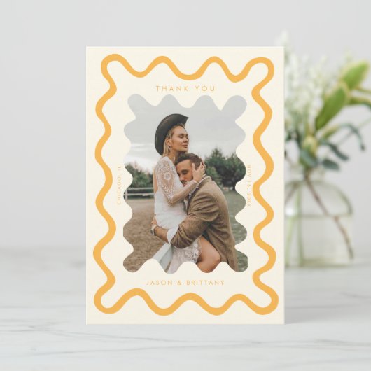 Knijpend hand getrokken lijn gele bruiloft foto bedankkaart (Staand voorkant)