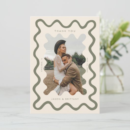 Knijpend hand getrokken lijn olijf groen bruiloft bedankkaart (Staand voorkant)