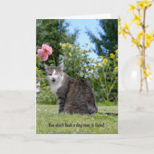 knipogende gestreepte katkat voor humoristische kaart (Gele Bloem)