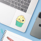 Knipogende vanillecupcake sticker (Laptop met iPhone)