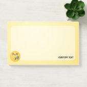Knipperend gezicht met glimlachende ogen na het ma post-it® notes (Kantoor)