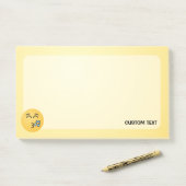 Knipperend gezicht met glimlachende ogen na het ma post-it® notes (Op bureau)