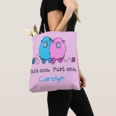 Knit één Purl. Fun fluffy schaap gepersonaliseerd Tote Bag (Dichtbij)