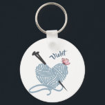Knitting and Yarn Lovers Personalized Sleutelhanger<br><div class="desc">Pas deze sleutelhanger met jouw naam of douanetekst aan. Het ontwerp bevat een hartvormige bol van garen met breinaalden en een kleine vlinder. De belangrijkste ring heeft een kleurenpalet van grijs,  roze en blauw. Blader naar onze winkel voor overeenkomende en coördinerende objecten.</div>