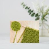 Knitting met groene wol briefkaart (Staand voorkant)