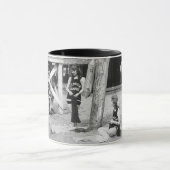 Knitting Venice Lifeguards, begin jaren 1900 Mok (Midden)