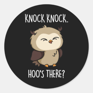 Knock Knock Hoos Daar Funny Owl Pun Dark BG Ronde Sticker