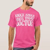 Knock Knock Who's There Doctor beroemd gemaakt doo T-shirt (Voorkant)