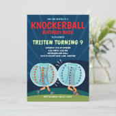 Knockerball verjaardagsuitnodiging - bubbelvoetbal kaart (Staand voorkant)