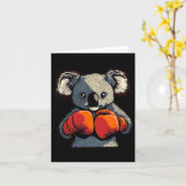 Knockout Punch van een boksen Koala Beer met hands Kaart (Gele Bloem)