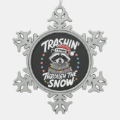 Knoeien door de sneeuw Grappige wasbeer Kerstmis Tin Sneeuwvlok Ornament (Voorkant)