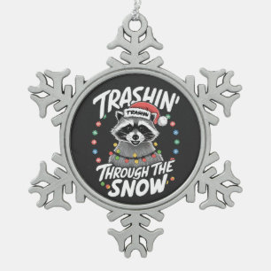 Knoeien door de sneeuw Grappige wasbeer Kerstmis Tin Sneeuwvlok Ornament