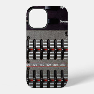 Knoppen op een geluidsmixer in een opnamestudio. iPhone 12 hoesje