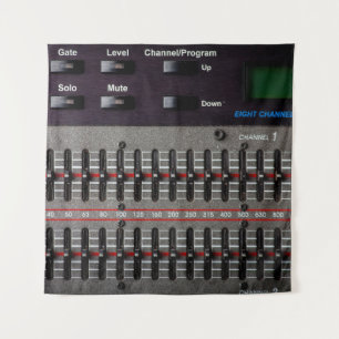 Knoppen op een geluidsmixer in een opnamestudio. wandkleed