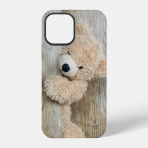 Knuffel Beer op Rustieke Houten Wand iPhone 12 Hoesje