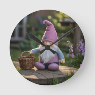 Knuffel Dwerg Beeldje met Gevlochten Mand in de Zo Ronde Klok