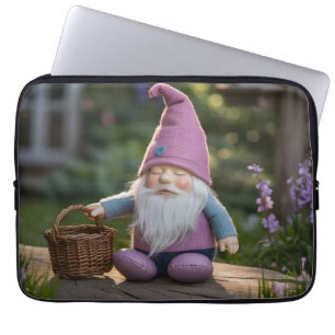 Knuffel Dwerg Beeldje met Gevlochten Mand in Zomer Laptop Sleeve