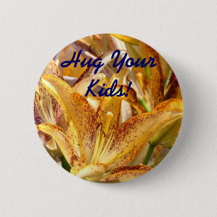 Knuffel je kinderen! knoop promotionele lelie bloe ronde button 5,7 cm