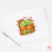 Knuffel van een zachte sjaal ronde sticker (Envelop)