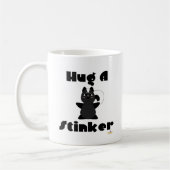 Knuffelbare Skunk Knuffel Een Stinker Koffiemok (Links)