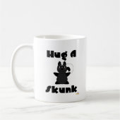 Knuffelbare stinkdier knuffel een stinkdier koffiemok (Links)