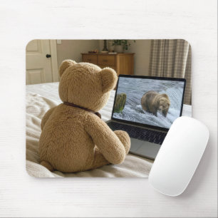 Knuffelbeer kijkt naar Grizzly op Laptop Muismat