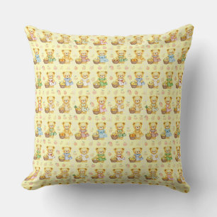 Knuffelbeer met fruit en mandjes kussen