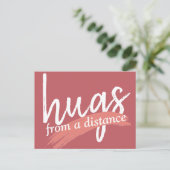 knuffelen van een afstand in de roze briefkaart (Staand voorkant)
