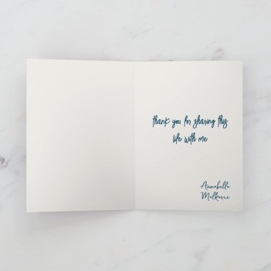 Knuffelend paar en harten Valentijnsdag Beige Kaart (Binnen)