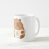 Knuffelende Capybara met Koffiekop Mok (Voorkant rechts)