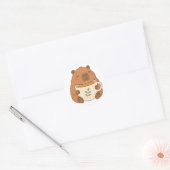 Knuffelende Capybara met Koffiekopje Sticker (Envelop)