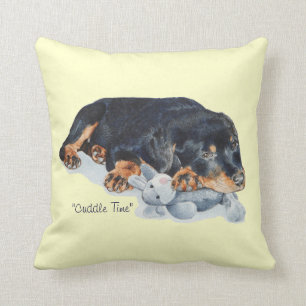 knuffelende rottweiler puppy met teddybeer kunst kussen